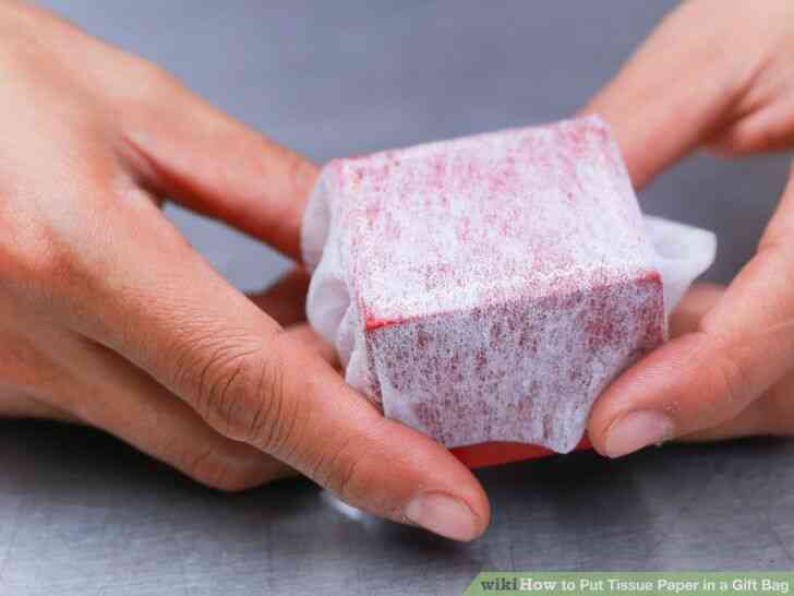 Image intitulée Mettre du Papier de soie dans un Sac-Cadeau Étape 8